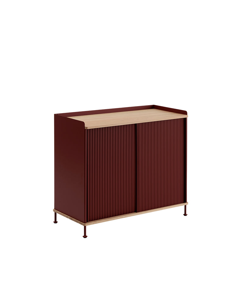 Enfold mørkerødt sideboard fra Muuto med riflet metaloverflade og egetræ, til opbevaring