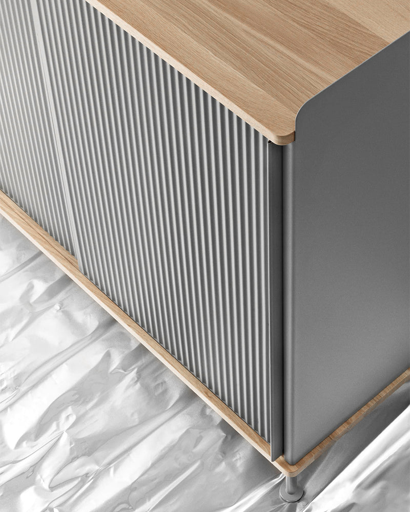 Enfold - Graues Sideboard - Geriffeltes Metall - Eiche