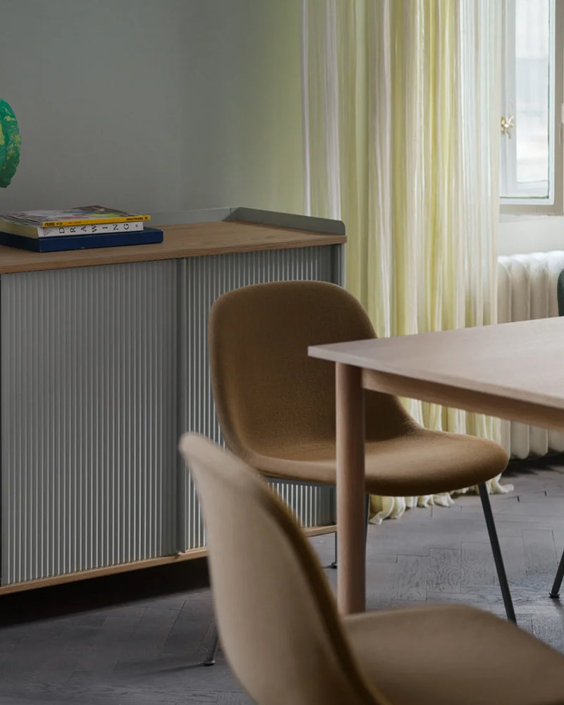 Enfold - Graues Sideboard - Geriffeltes Metall - Eiche