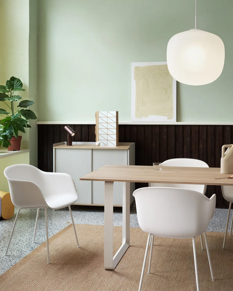 Enfold - Graues Sideboard - Geriffeltes Metall - Eiche