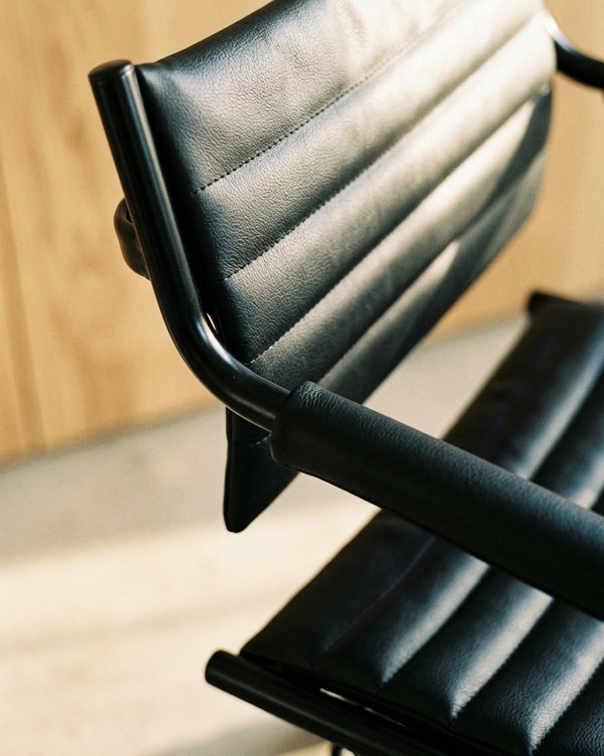 Greiner 59 - schwarzer Kundenstuhl mit schwarzem Kreuzfuß