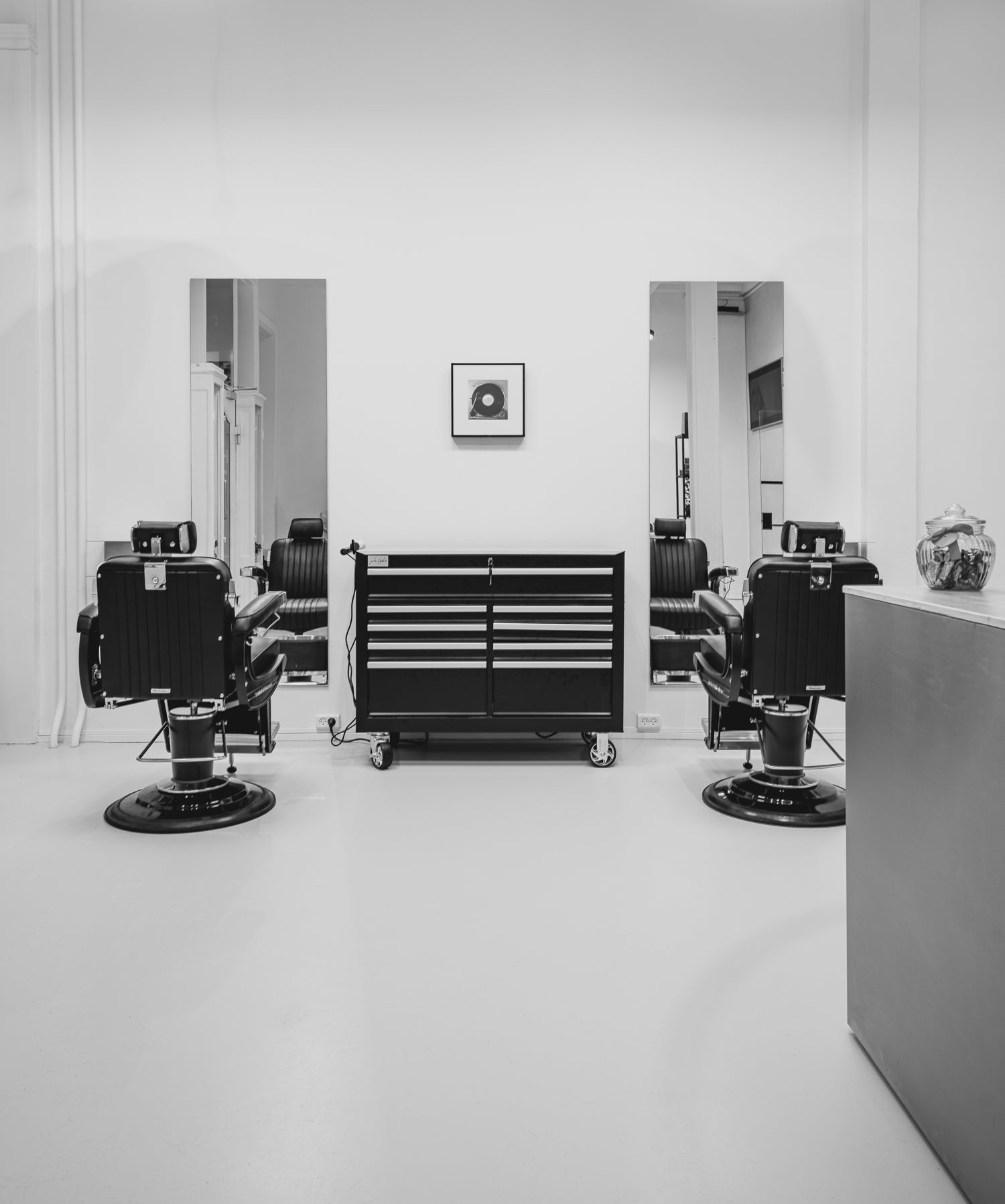 Apollo II Elite - Matt schwarzer Barberstuhl mit Gusseisengestell