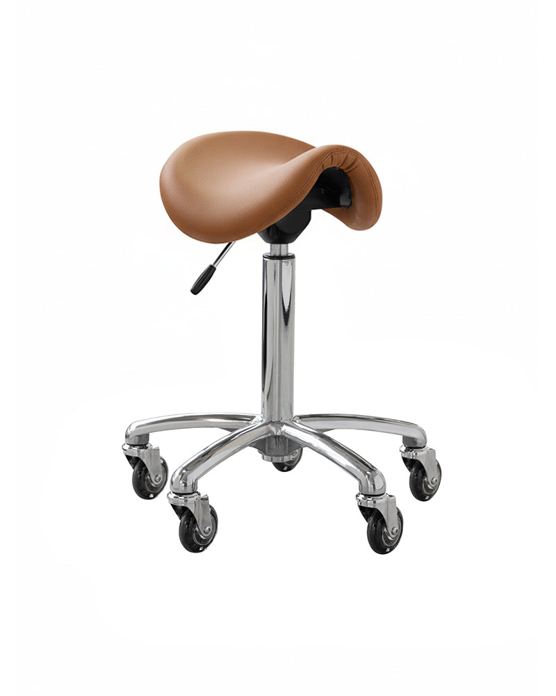 Stella - Sattelhocker aus Aluminium mit braunem Bezug und Rollenrädern